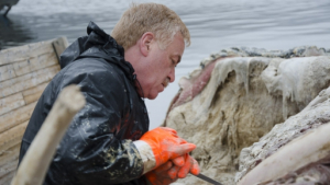 Mark Engstrom s'affairant à préparer la baleine bleue avant d'être transportée au Musée royal de l'Ontario