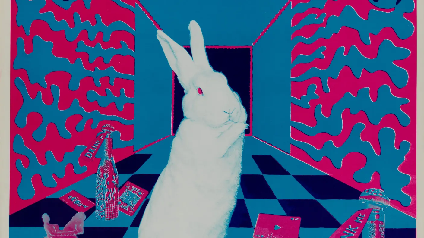 Un lapin blanc se tient sur ses pattes arrière, entouré d'objets tirés de l'histoire d'Alice au pays des merveilles.