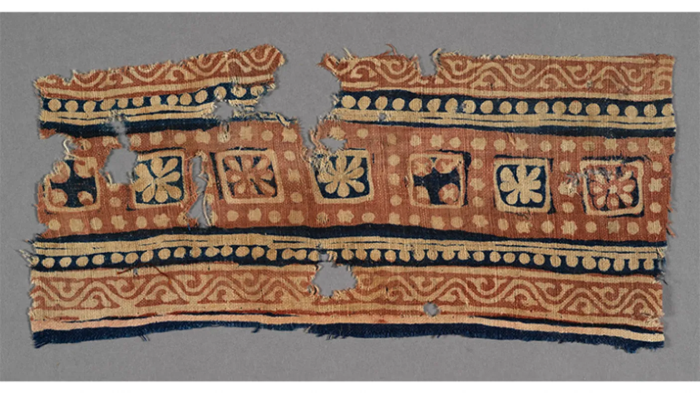 Fragment de textile. Fabriqué à Gujarāt, Inde ; utilisé en Égypte. 13e-15e siècle. Tabby de coton imprimé en bloc. 978.76.97 Collection Abemayor donnée en mémoire du Dr. Veronika Gervers, conservateur associé, département des textiles (1968-1979) par Albert et Federico Friedberg. Certifiée par la Commission canadienne d'examen des exportations de biens culturels en vertu de la Loi sur l'exportation et l'importation de biens culturels.