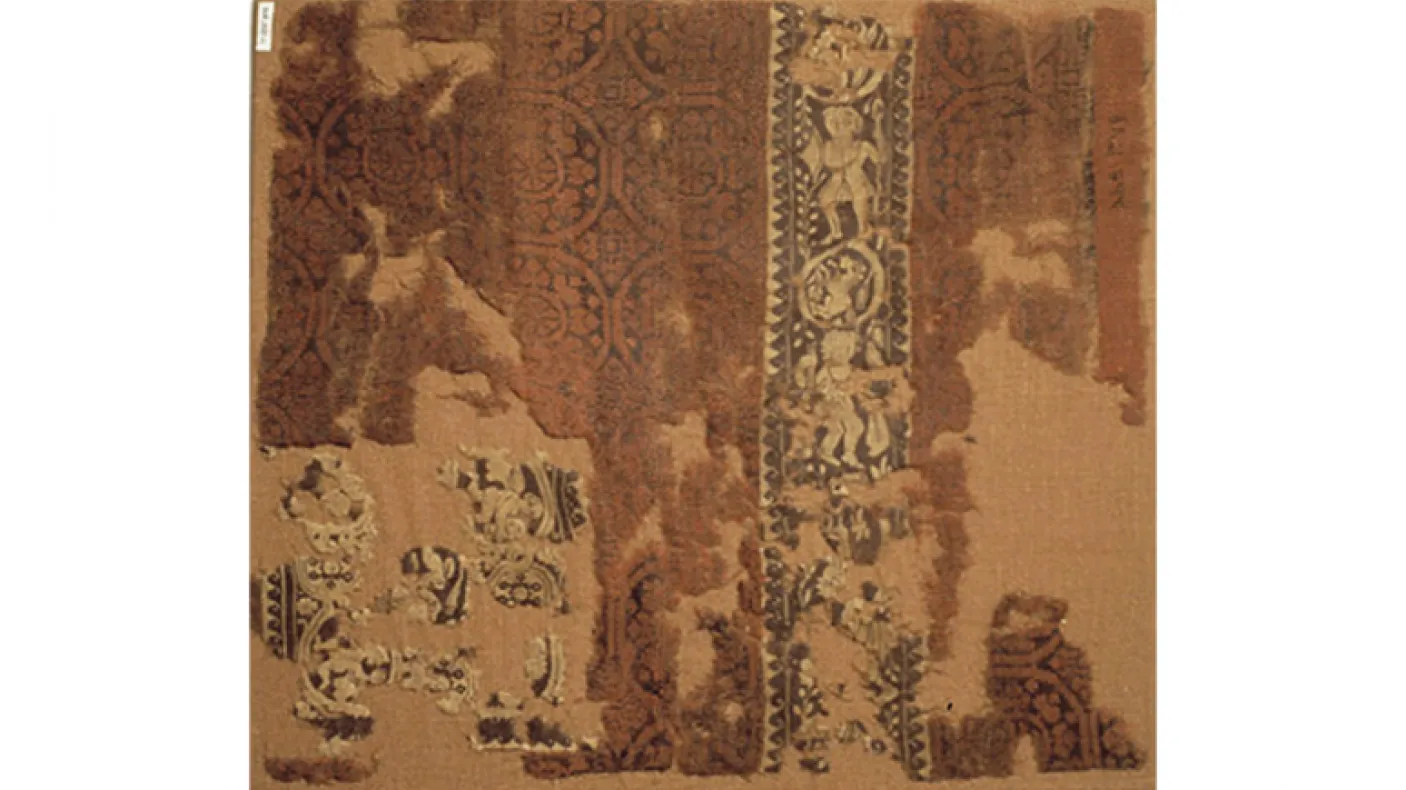 Fragment de tunique. Copte. Égypte. Fin de l'Antiquité - début de l'époque byzantine. 5e-6e siècle. Tabby composé à face de trame tout en laine avec inserts de tapisserie. 968.323.1.