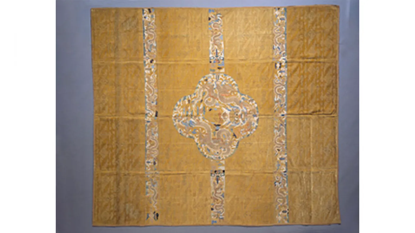 Manteau impérial non coupé d'un homme (chao fu). Chine. Dynastie Ming. Début du 17e siècle. Velours de soie ciselé massif brodé de soie et d'or. 956.67.2 Don de Louise Hawley Stone.