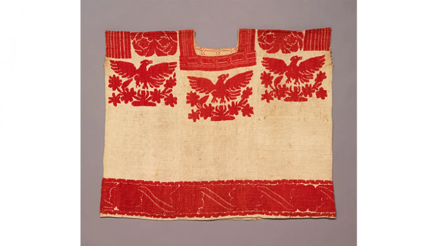 huipil (corsage) de femme. Probablement de la culture mazatèque. État d'Oaxaca, Mexique. 1875-1899. Tabby de coton et gaze avec broderie au point de satin de coton. 943.35.1 Don de Mrs. Percy Robertson.