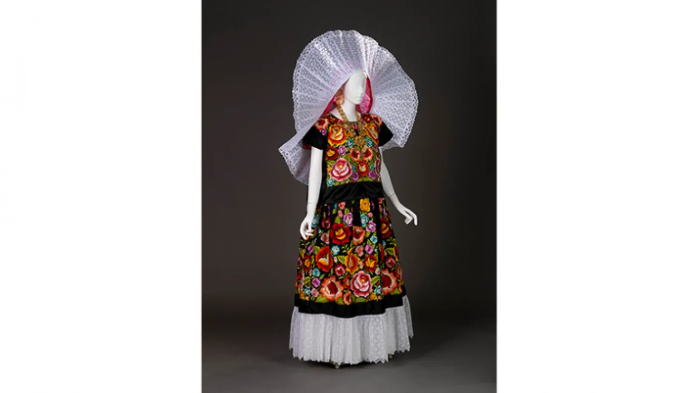 Ensemble de gala pour femme. Culture Tehuana. Juchitán de Zaragoza, État d'Oaxaca, Mexique. v. 2000. 2014.40.1.1-2 (corsage et jupe). Don du Textile Endowment Fund Committee et 2015.24.1 (huipil grande ou coiffe en dentelle). Don de Gilberto Martinez Fabián, Tehuantepec.
