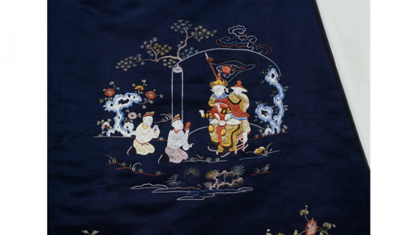 Robe officieuse de dame avec des motifs floraux et des figures. Chine. Dynastie Qing. Début du 19e siècle. Satin brodé de soie. 910.65.21. 