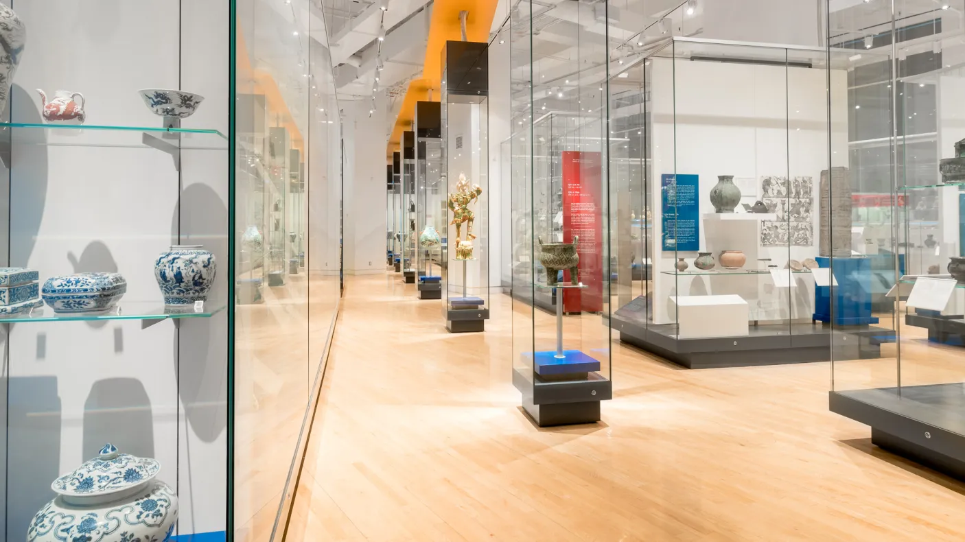 Une galerie remplie de poteries, de céramiques et de statues diverses.