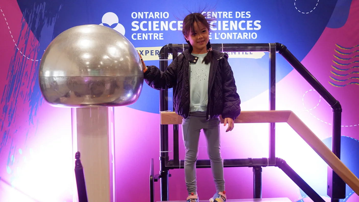 Child at hair-raising demonstrations 