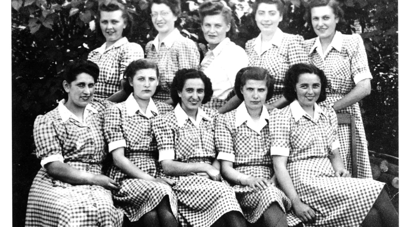 Ten women posing from 1945 