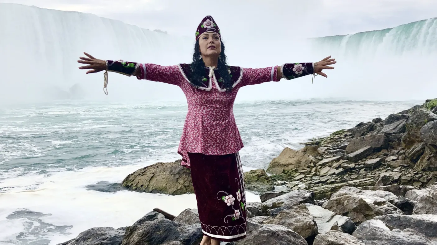 Woman standing in front of Niagara Falls