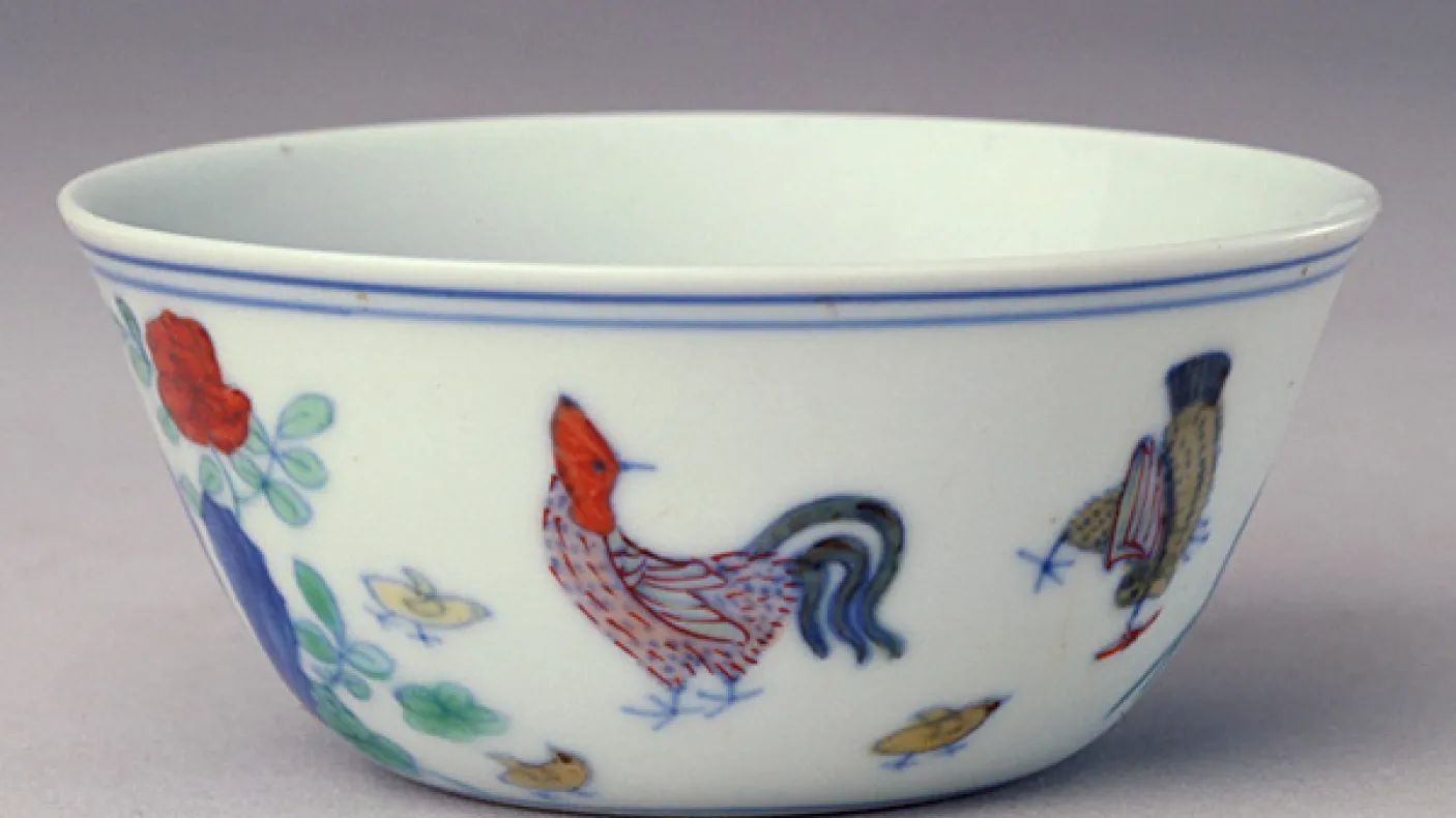Image of rooster depicted on the porcelain cup.
