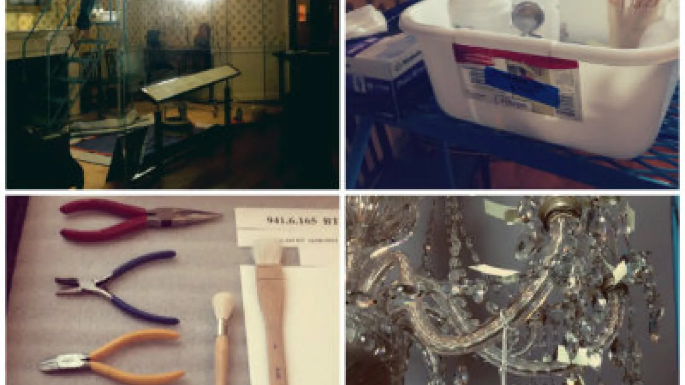 Emily nettoie le lustre néoclassique avec ses outils et ses fournitures. Photos de Jaime Clifton-Ross
