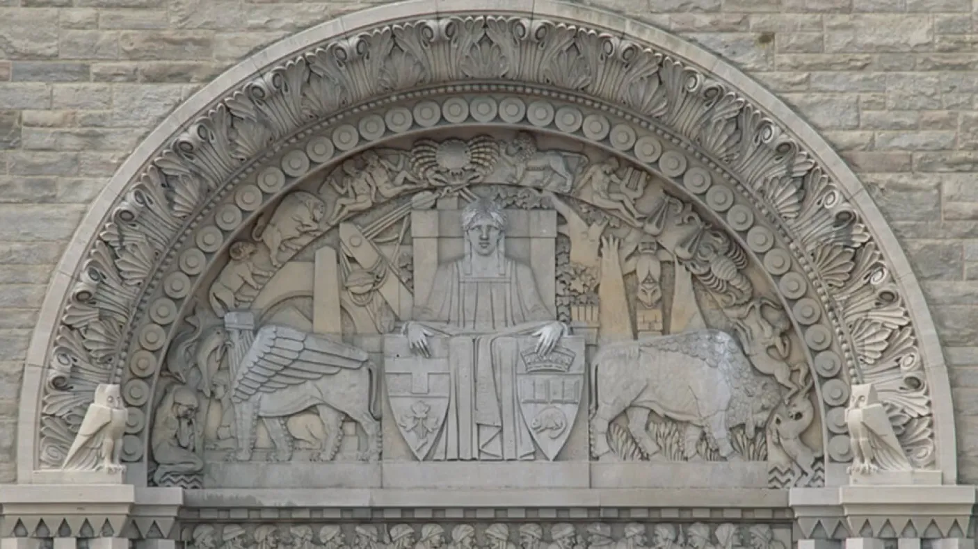 Sculptures au-dessus des Weston Heritage Doors à Queen's Park.
