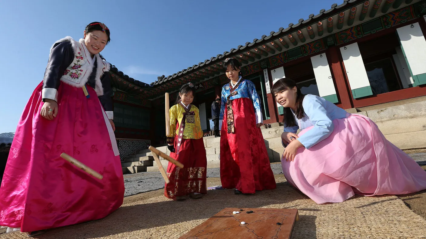 Groupe jouant au jeu folklorique du Nouvel An.
