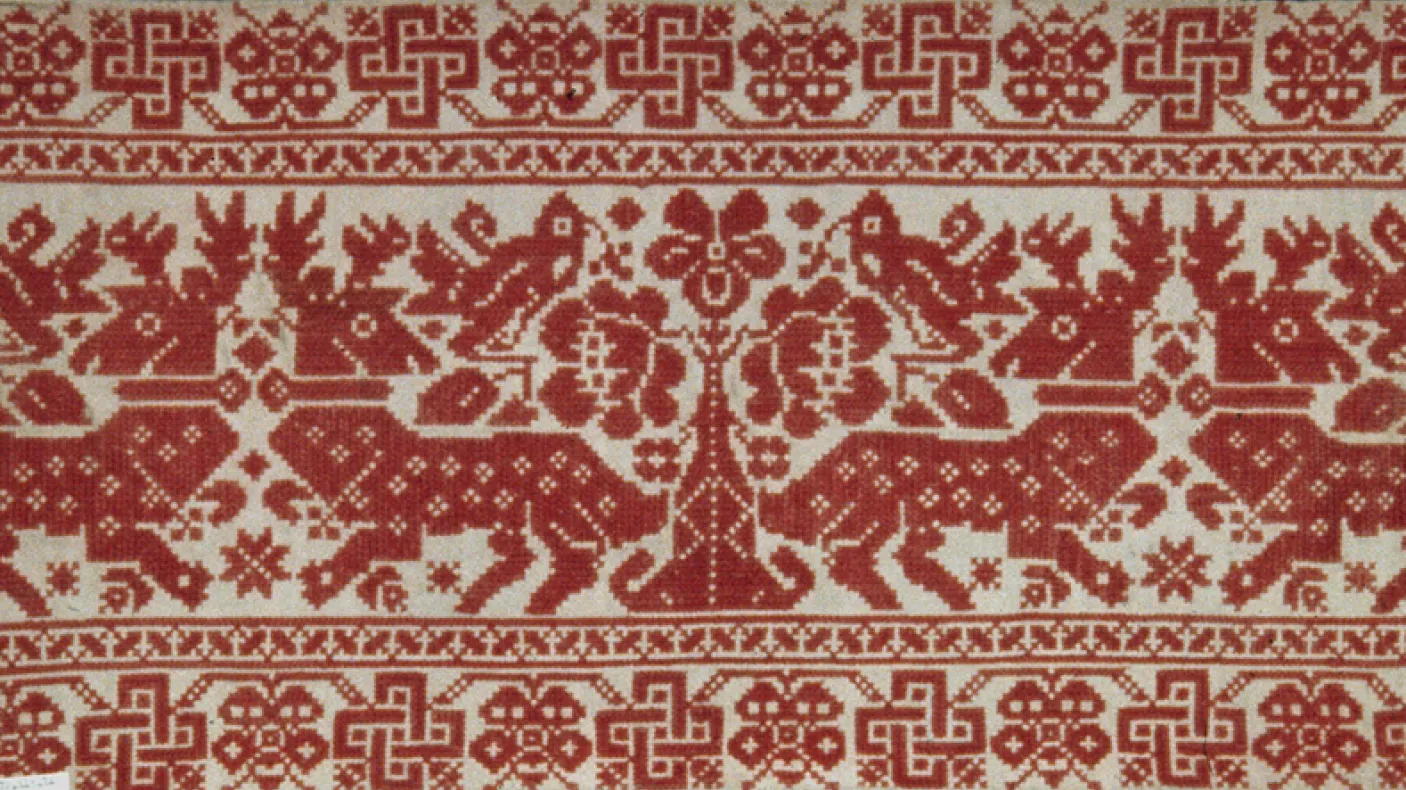 Bout d'oreiller. Fabriqué en Transylvanie (Roumanie actuelle) dans la tradition hongroise. Peut-être 2e moitié du 19e siècle. Coton tabby avec broderie au point de croix. 972.415.14 Don de Miss Jean Alexander.