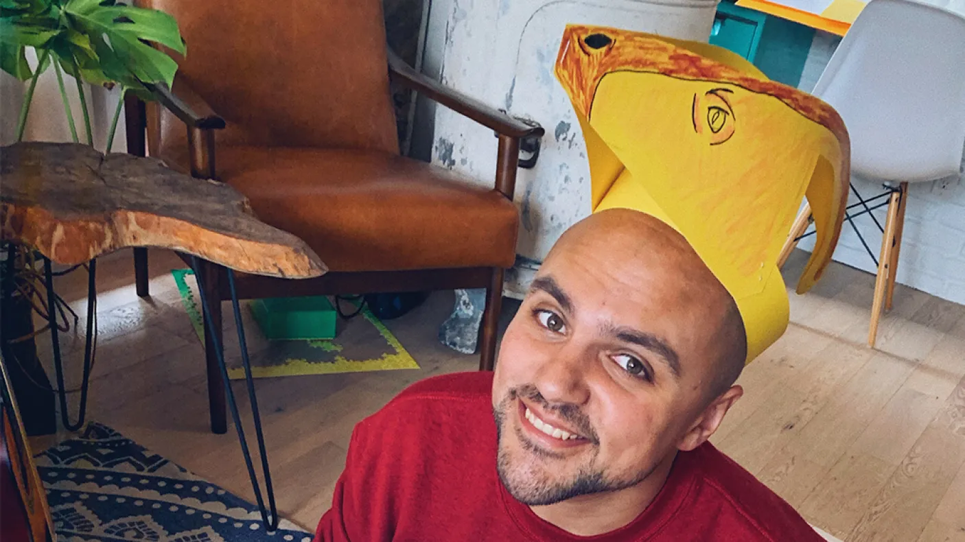 Kiron Mukherjee portant une coiffe de parasaurolophus.
