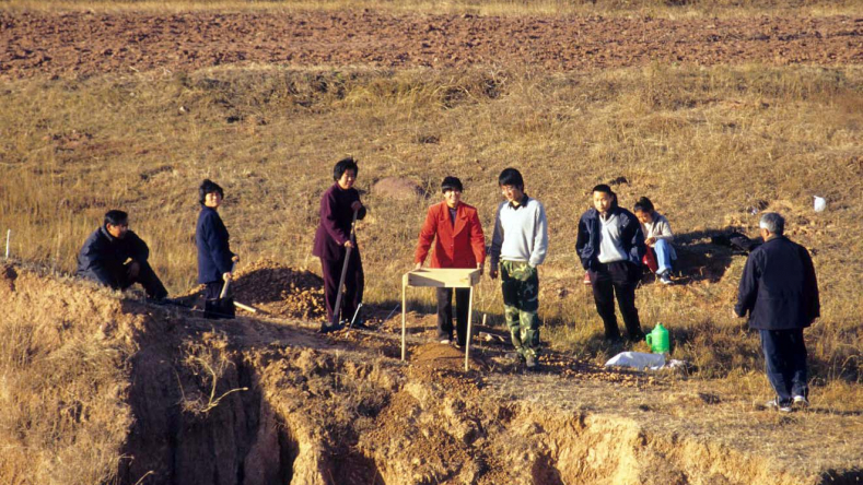 Excavating the Wanghailuo site in 2001.