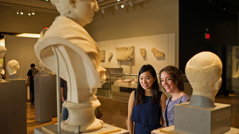 Deux jeunes visiteuses devant un buste dans la Galerie de Rome
