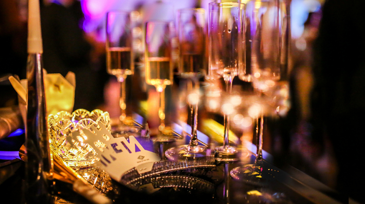 photo de verres de champagne avec des articles de célébration NYE
