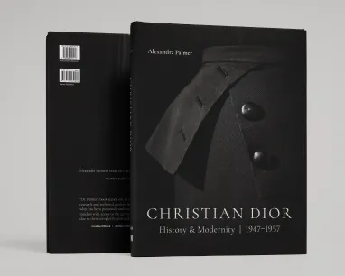 Première et quatrième de couverture du livre Christian Dior : Histoire et modernité, 1947-1957