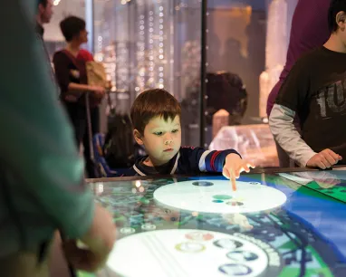 Enfant pointant du doigt une table