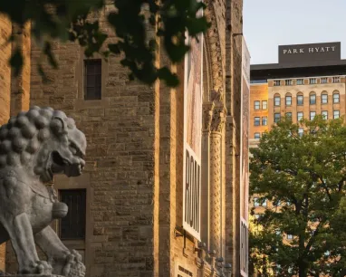 ROM avec le Park Hyatt Toronto en arrière-plan