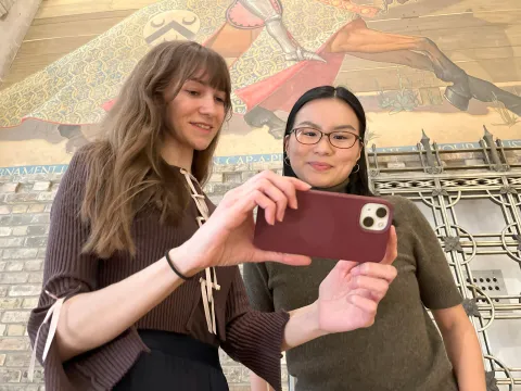 Two people chatting about a photograph taken on a mobile phone