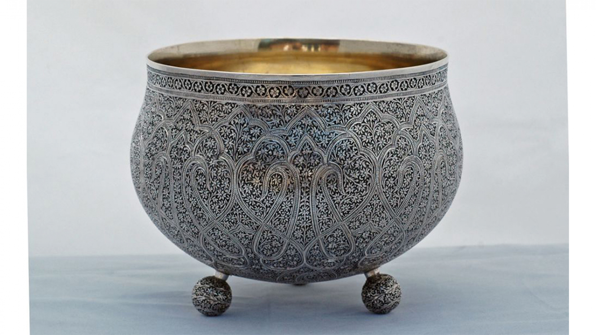Decorative bowl with shawl pattern.