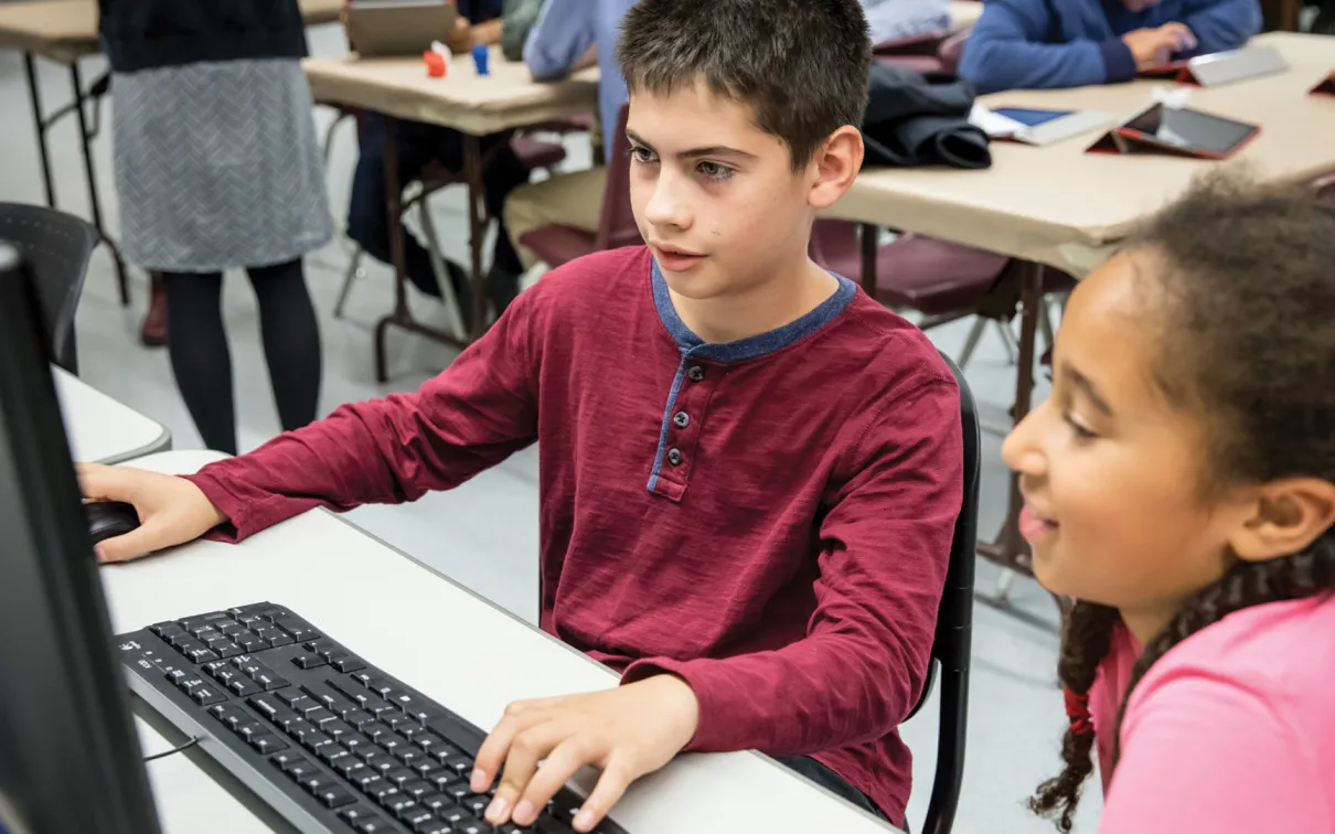Élèves sur l'ordinateur
