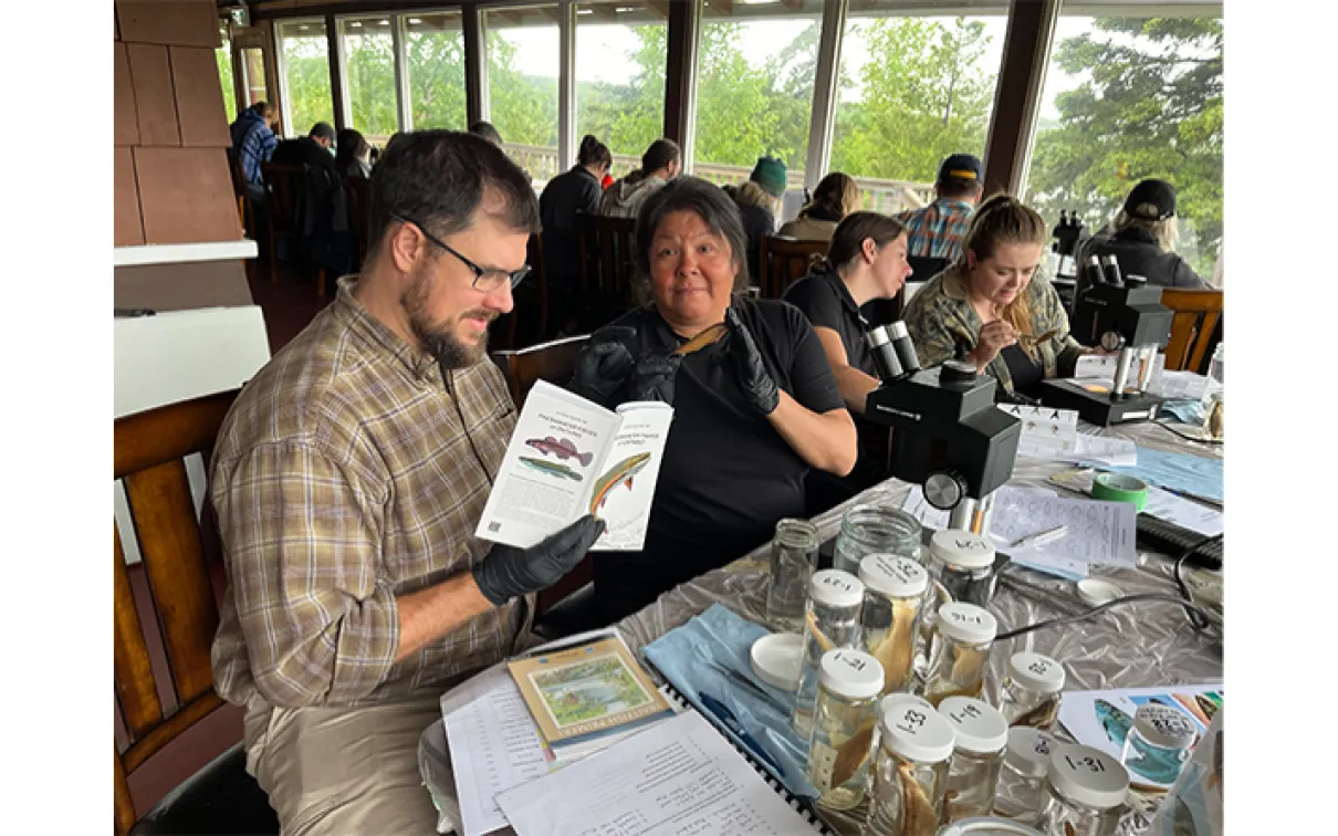 2 participants doing research