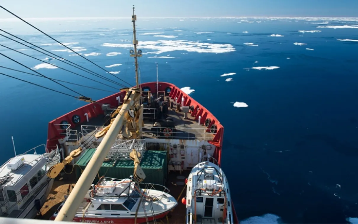 Le brise-glace Sir Wilfrid Laurier de la Garde côtière canadienne, le navire utilisé pour déployer l'équipe de recherche du HMS Terror, navigue dans des eaux arctiques calmes mais glaciales en route vers la zone de recherche. Parcs Canada / Thierry Boyer