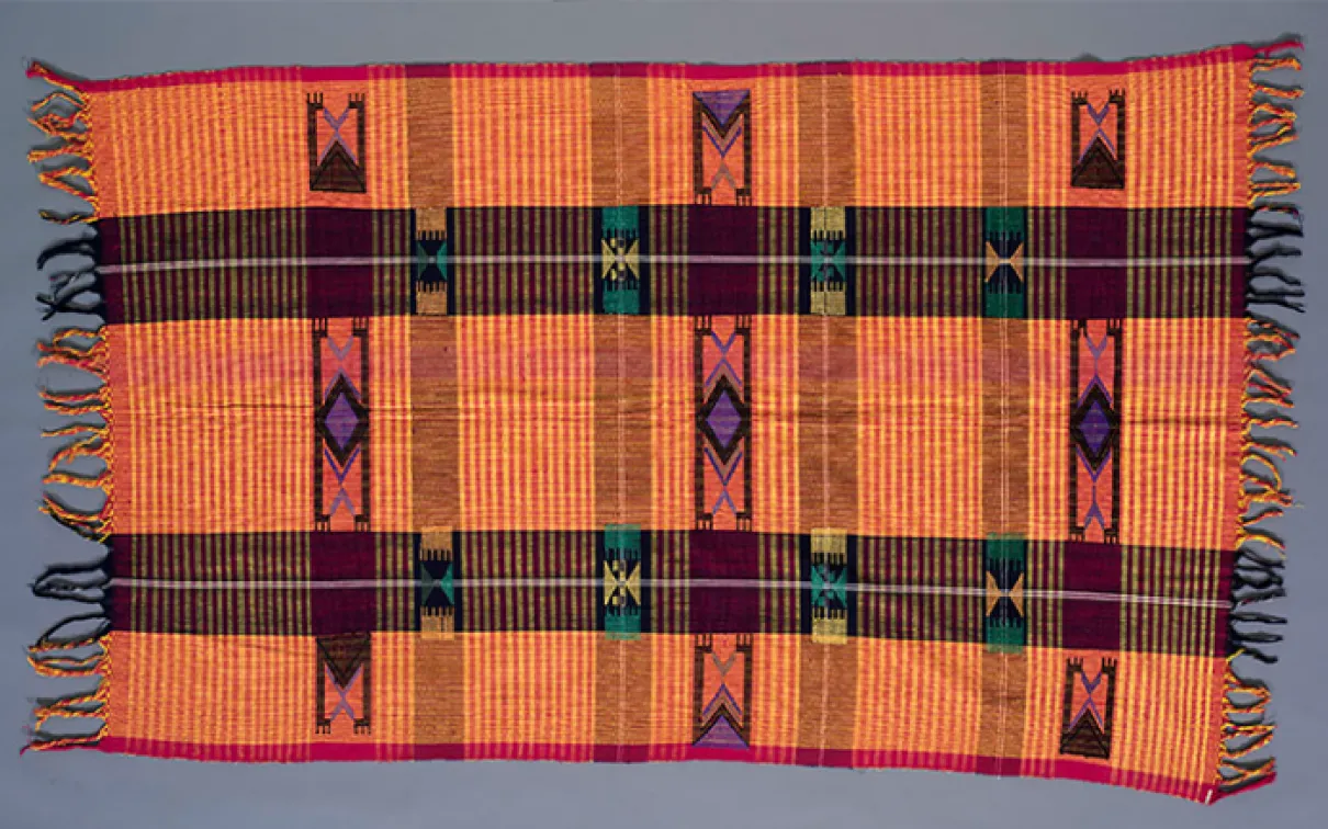 Tissu Akwete. Nigéria. 1959. Coton tabby avec trames de motifs supplémentaires. 959.252.3 Don de Sir Lionel Brett.