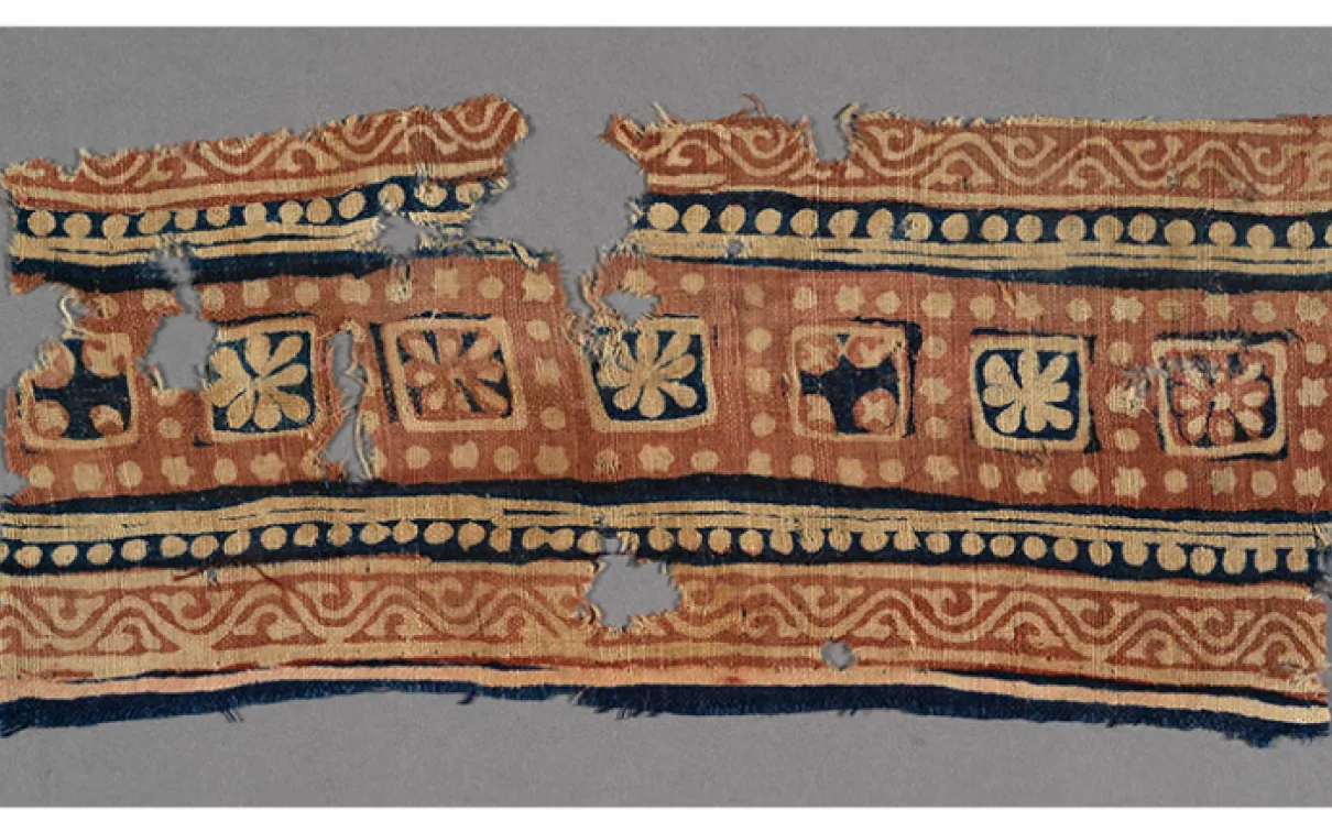 Fragment de textile. Fabriqué à Gujarāt, Inde ; utilisé en Égypte. 13e-15e siècle. Tabby de coton imprimé en bloc. 978.76.97 Collection Abemayor donnée en mémoire du Dr. Veronika Gervers, conservateur associé, département des textiles (1968-1979) par Albert et Federico Friedberg. Certifiée par la Commission canadienne d'examen des exportations de biens culturels en vertu de la Loi sur l'exportation et l'importation de biens culturels.