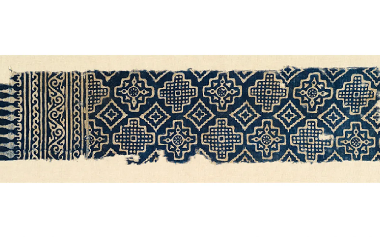 Fragment de textile. Fabriqué à Gujarāt, Inde ; utilisé en Égypte. 1200-1499. Tabby de coton imprimé et teint par réserve. 978.76.304 Collection Abemayor donnée en mémoire du Dr. Veronika Gervers, conservateur associé, département des textiles (1968-1979) par Albert et Federico Friedberg. Certifiée par la Commission canadienne d'examen des exportations de biens culturels en vertu de la Loi sur l'exportation et l'importation de biens culturels.