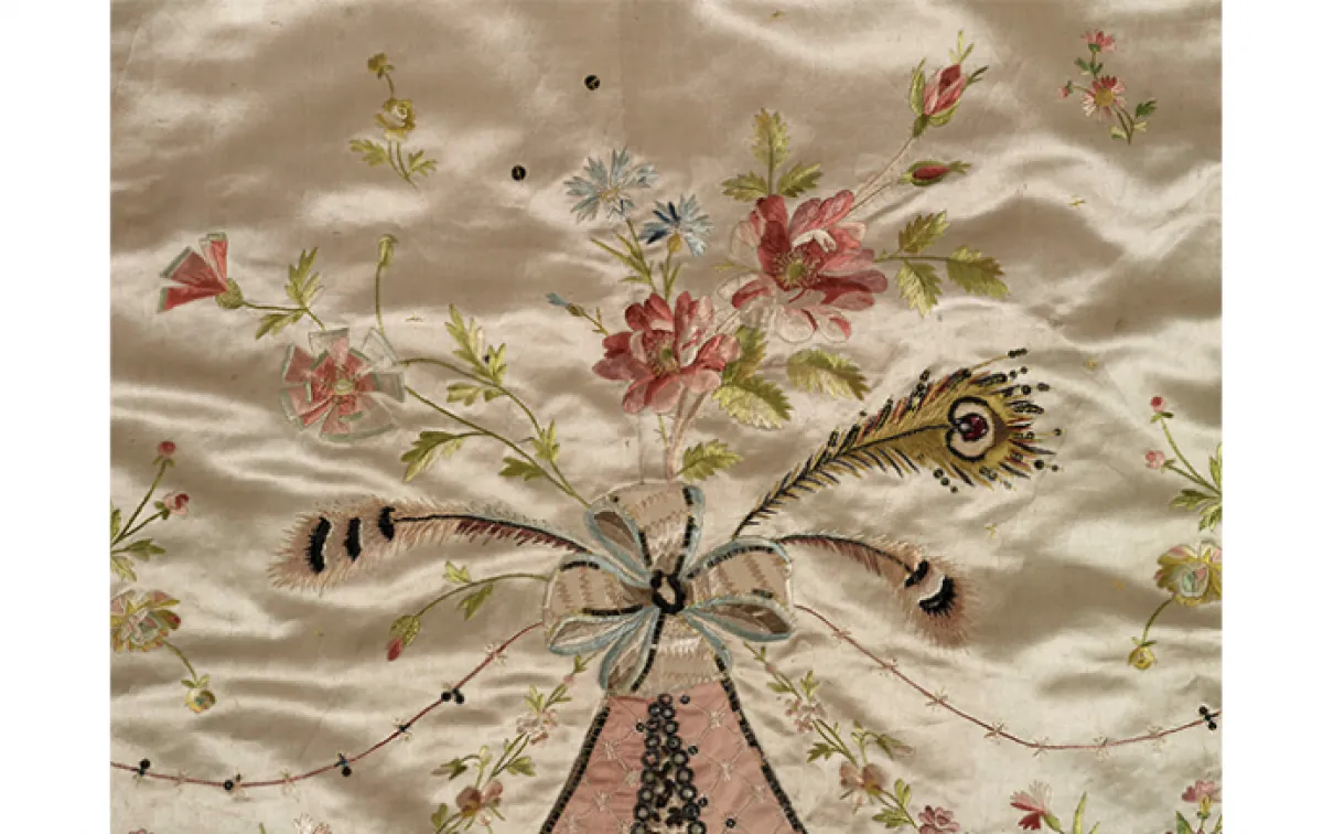 Robe en fourreau. Attribuée à Marie-Jean "Rose" Bertin (couturière française, 1747-1813). France. Années 1780, retouchée dans les années 1870. Satin brodé avec applications de rubans, paillettes, pierres de verre facettées montées sur des parements d'argent, et filé d'argent ; corsage ajusté et désossé. 925.18.3.A.