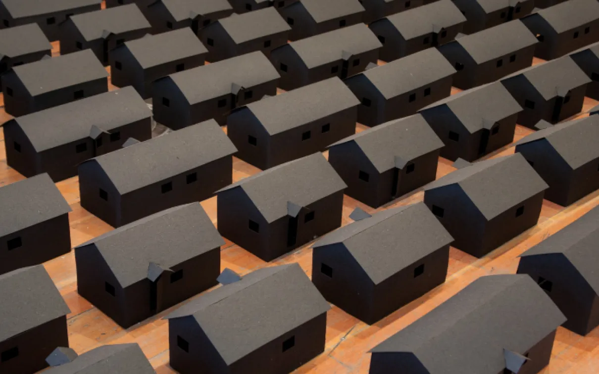 Close up of shacks (Steven Nunoda).