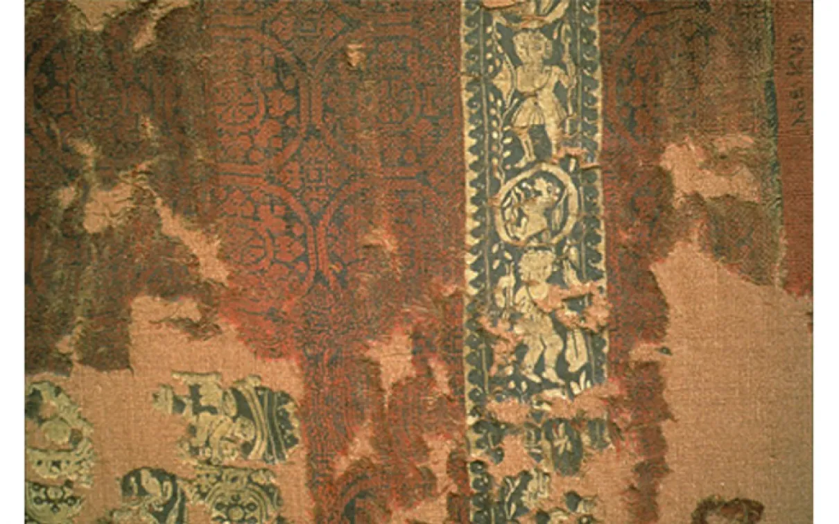 Fragment de tunique. Copte. Égypte. Fin de l'Antiquité - début de l'époque byzantine. 5e-6e siècle. Tabby composé à face de trame tout en laine avec inserts de tapisserie. 968.323.1.