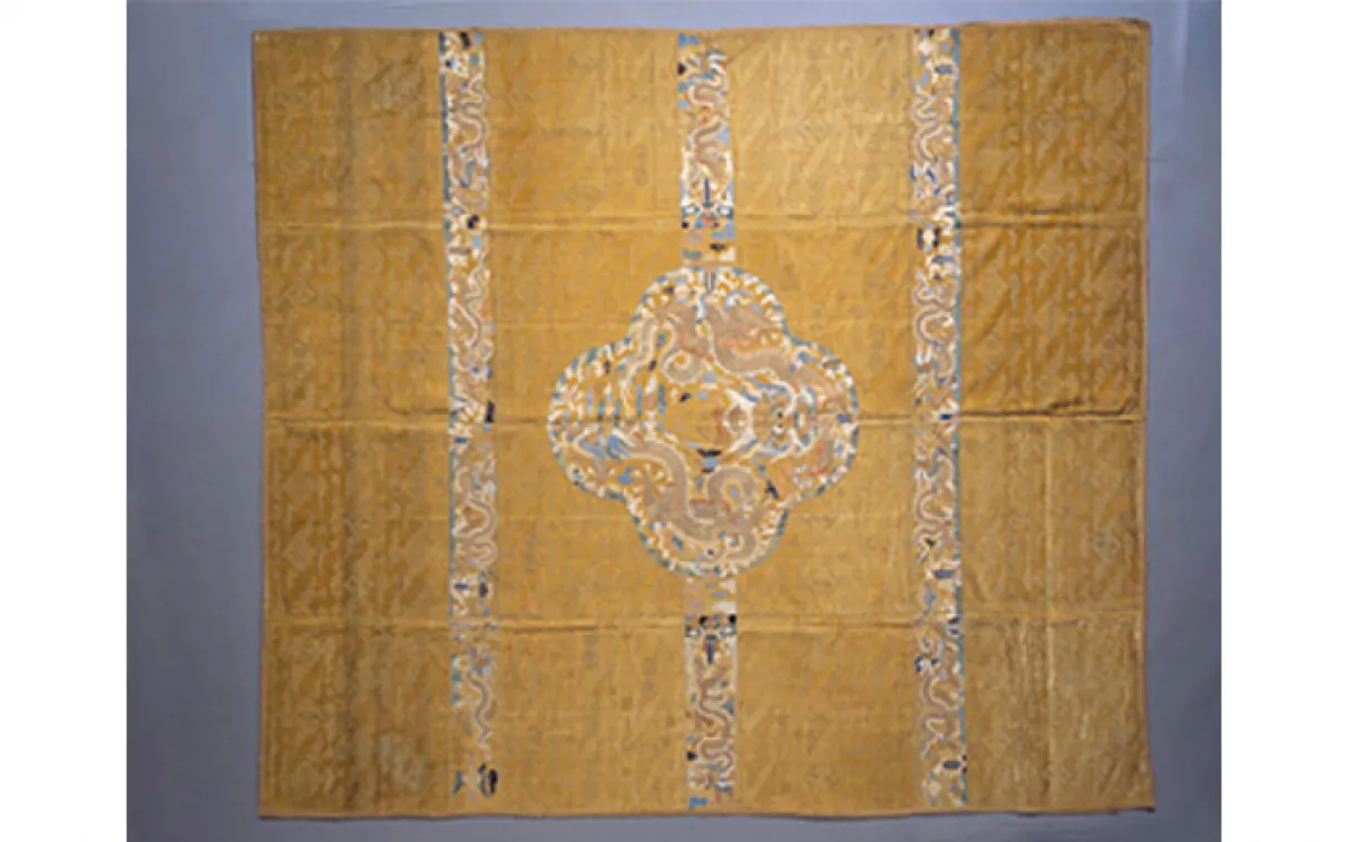 Manteau impérial non coupé d'un homme (chao fu). Chine. Dynastie Ming. Début du 17e siècle. Velours de soie ciselé massif brodé de soie et d'or. 956.67.2 Don de Louise Hawley Stone.