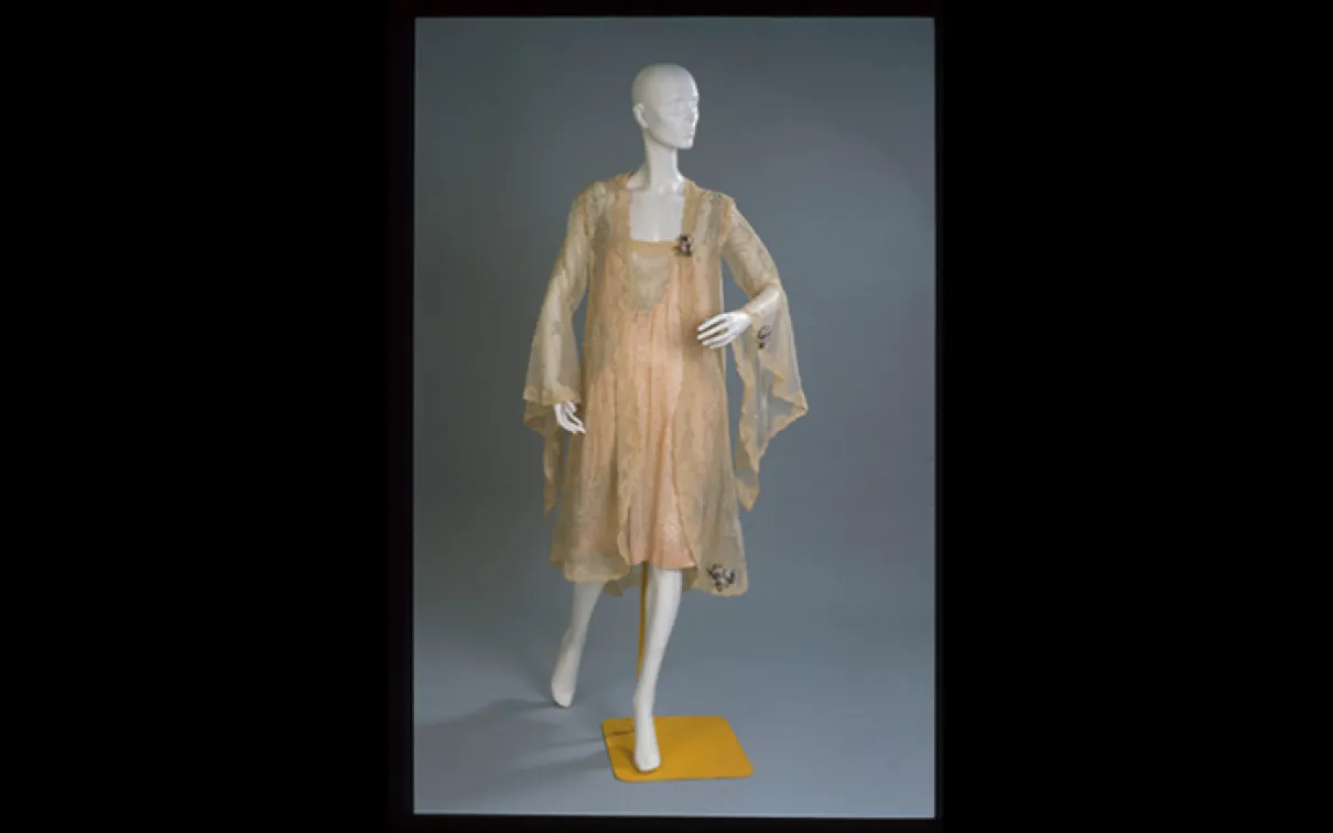 Déshabillé 2 pièces femme. Maison Boué Soeurs. France. 1929. Batiste de coton avec dentelle, filet, broderie et appliqué. 975.110.24.A-B Don de Mrs. Bruce King.