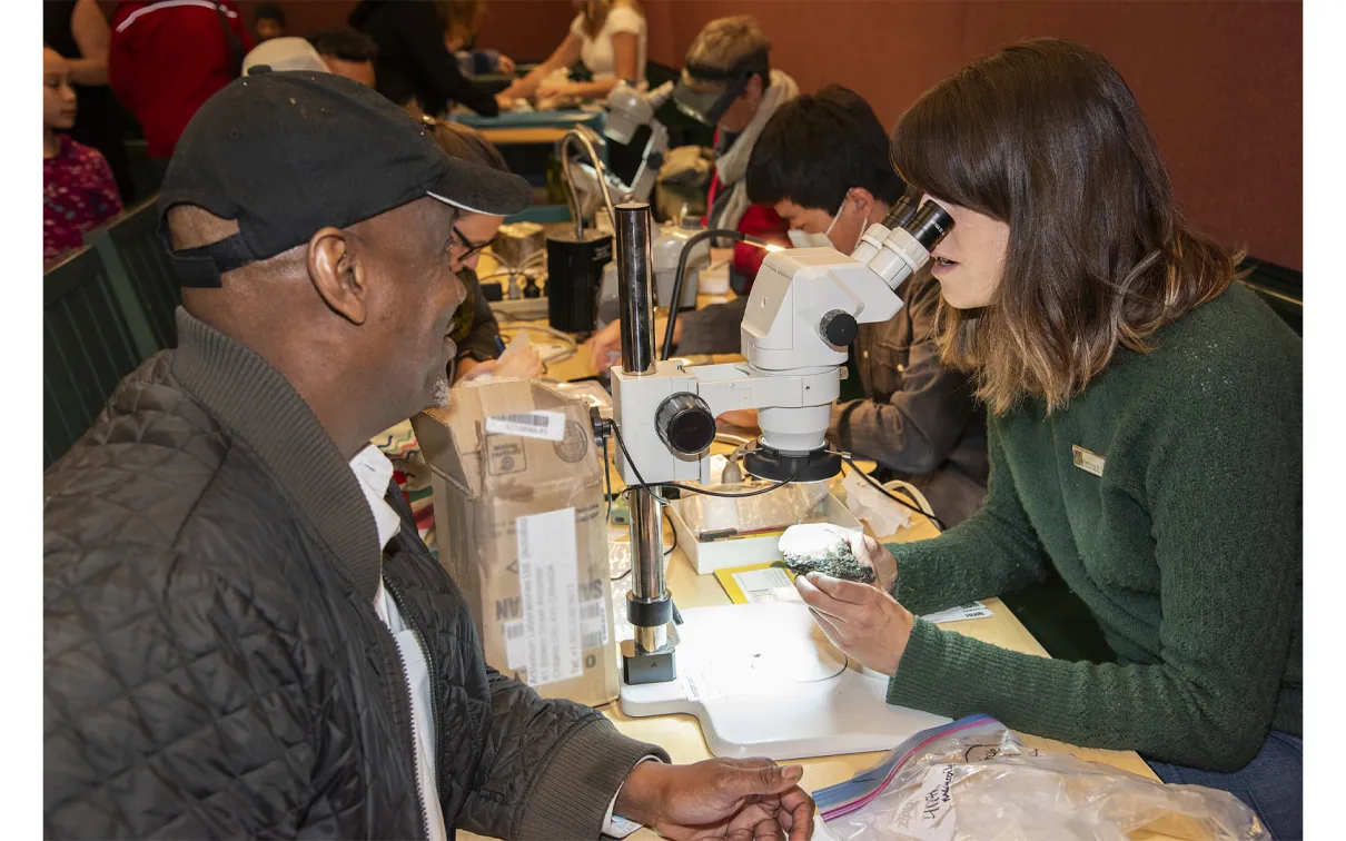 Regarder au microscope