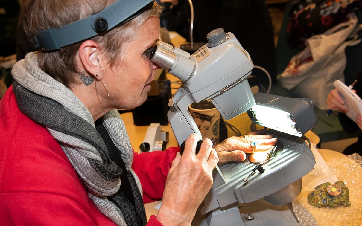 Femmes regardant à travers un télescope