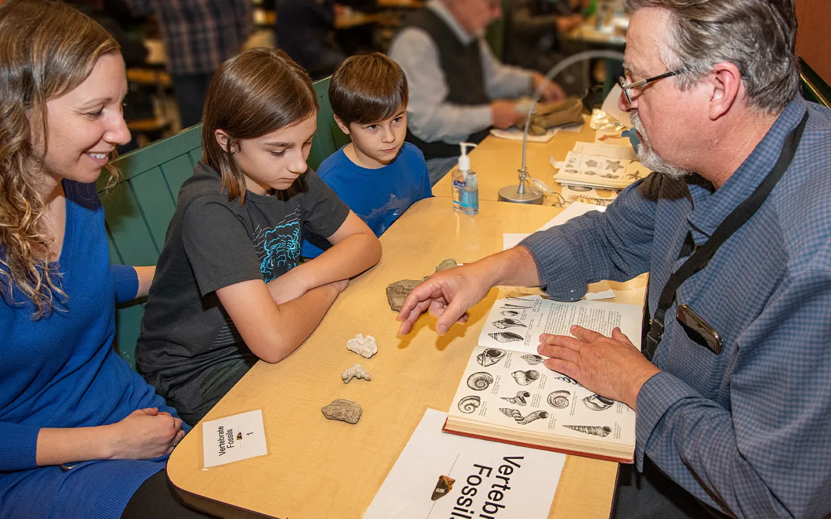 Un professeur sensibilise les étudiants aux roches