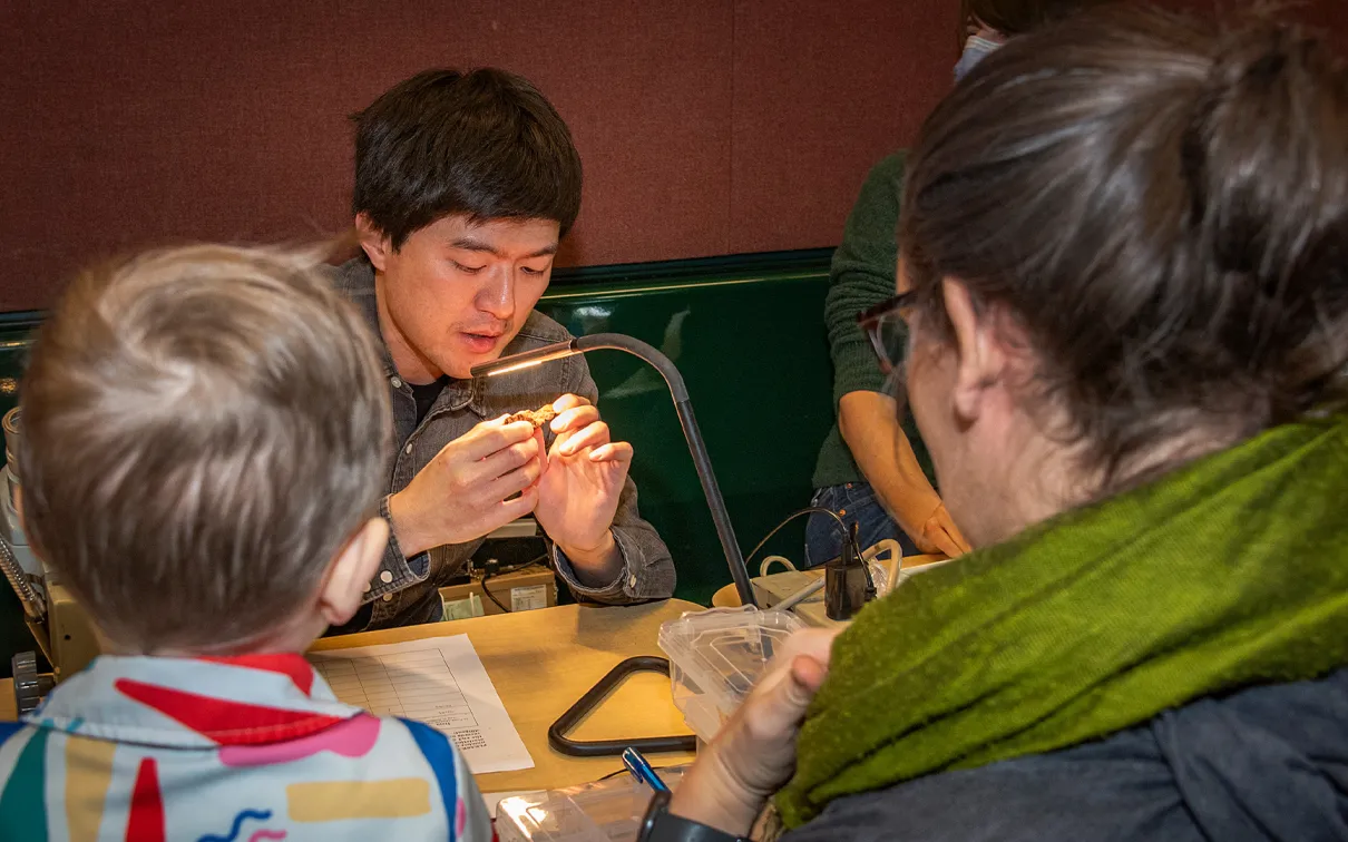 Un professeur sensibilise les étudiants aux roches