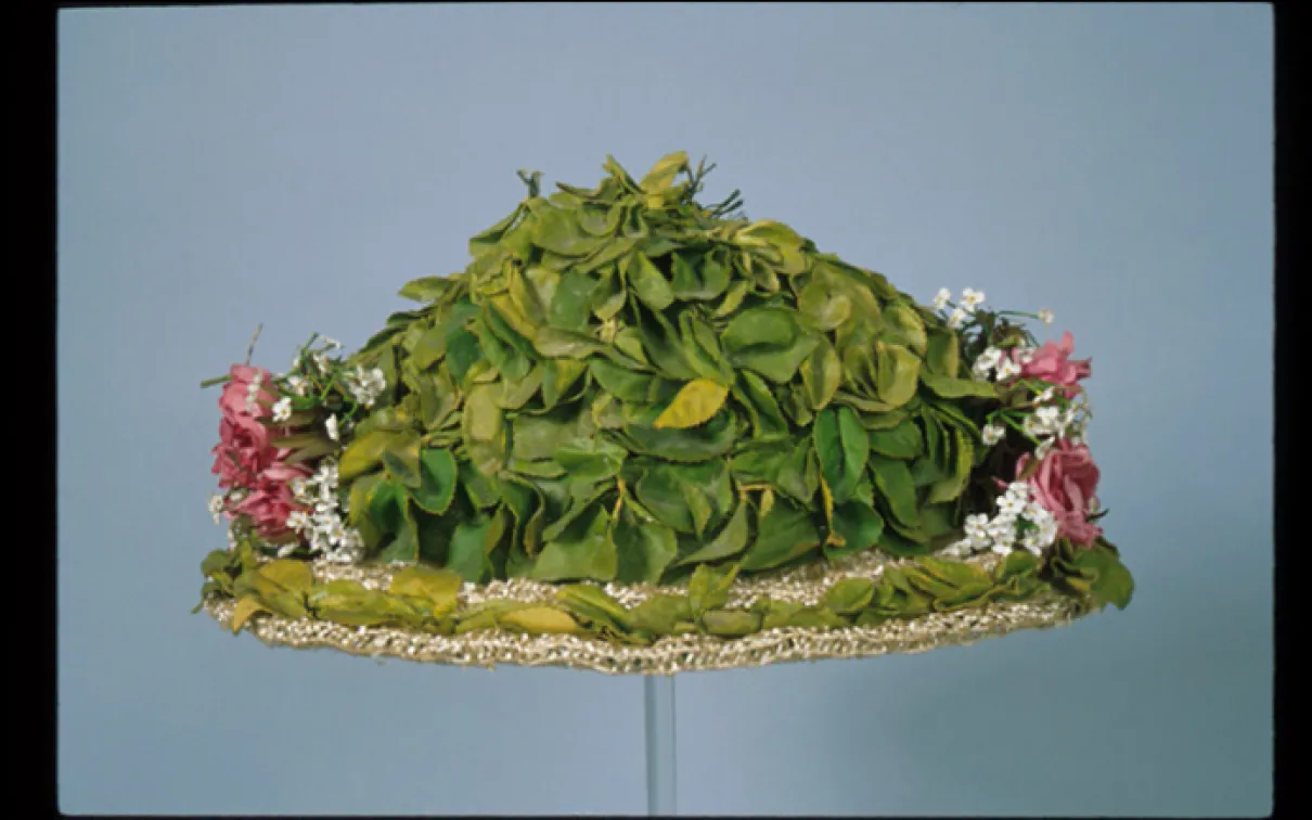 Chapeau de femme. Utilisé au Canada. Paille avec imitation de feuilles et de fleurs. Vers 1910. 963.9.20. Don de Miss Adelaide Lash Miller.