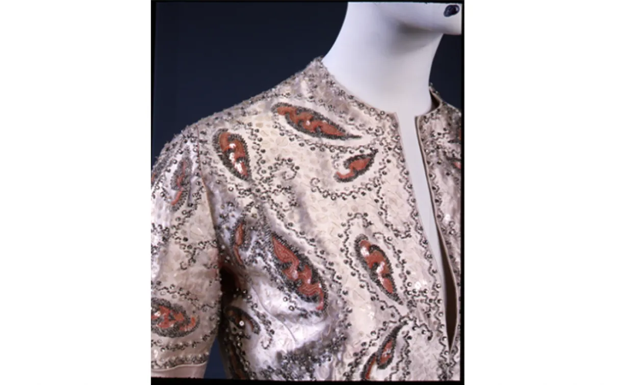 Veste de robe de soirée : Saadi, collection automne-hiver 1947. Christian Dior. Fabriqué à Paris, France ; utilisé à Toronto. 1947. Satin de soie, brodé et perlé. 975.297.1.A Don de Mrs. Kenneth Laidlaw Campbell.