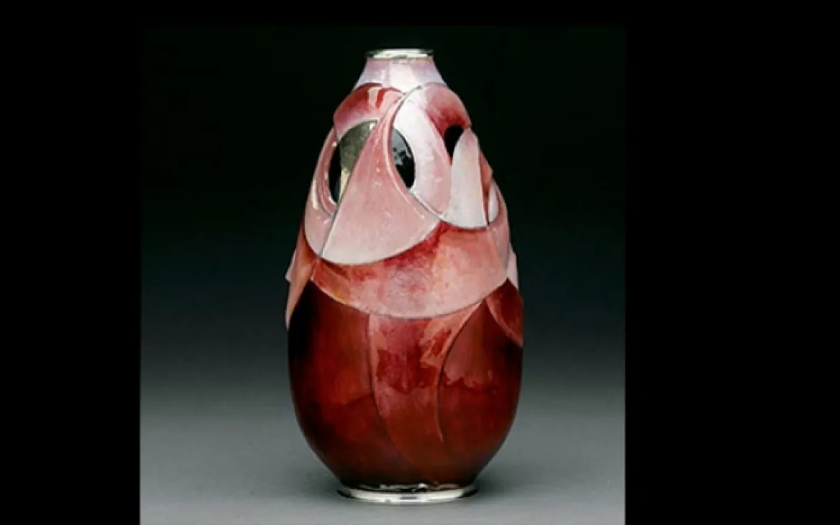 Vase rouge. Conçu vers 1925-1930 par Camille Fauré