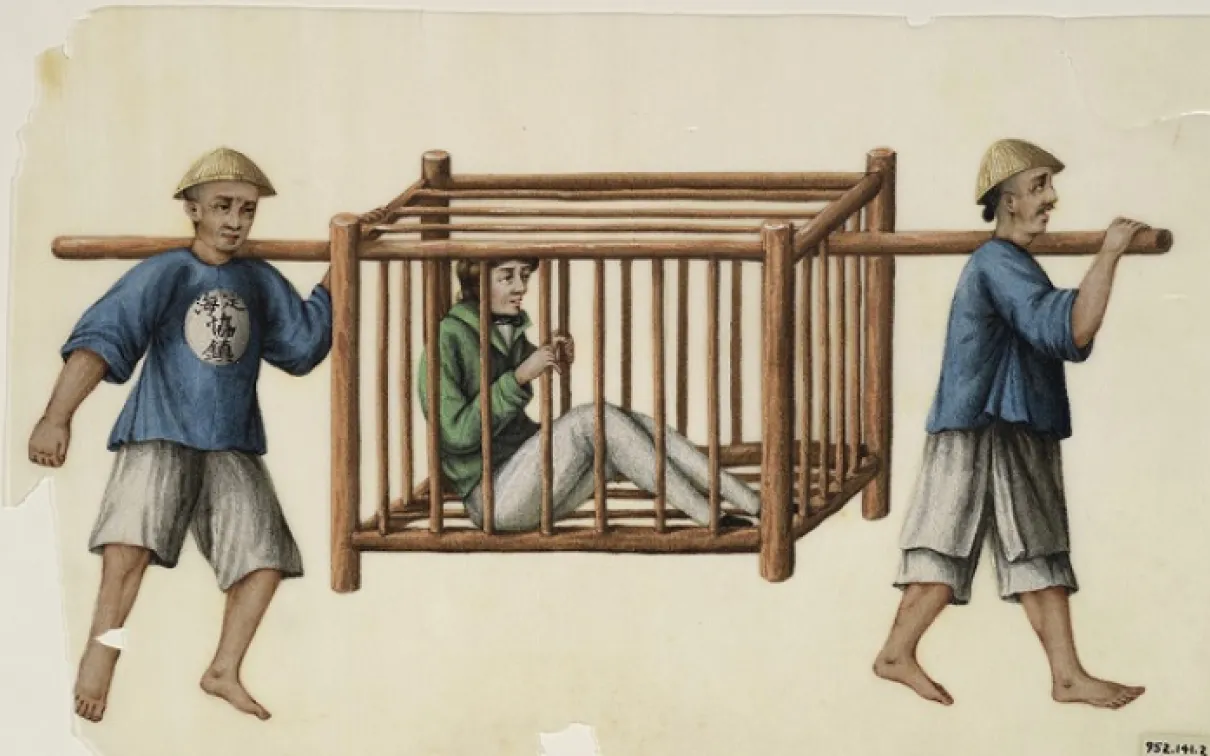 Deux hommes transportant un prisonnier dans une cage