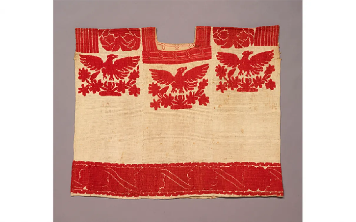 huipil (corsage) de femme. Probablement de la culture mazatèque. État d'Oaxaca, Mexique. 1875-1899. Tabby de coton et gaze avec broderie au point de satin de coton. 943.35.1 Don de Mrs. Percy Robertson.
