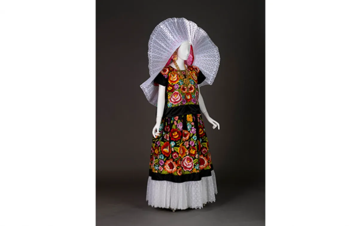 Ensemble de gala pour femme. Culture Tehuana. Juchitán de Zaragoza, État d'Oaxaca, Mexique. v. 2000. 2014.40.1.1-2 (corsage et jupe). Don du Textile Endowment Fund Committee et 2015.24.1 (huipil grande ou coiffe en dentelle). Don de Gilberto Martinez Fabián, Tehuantepec.