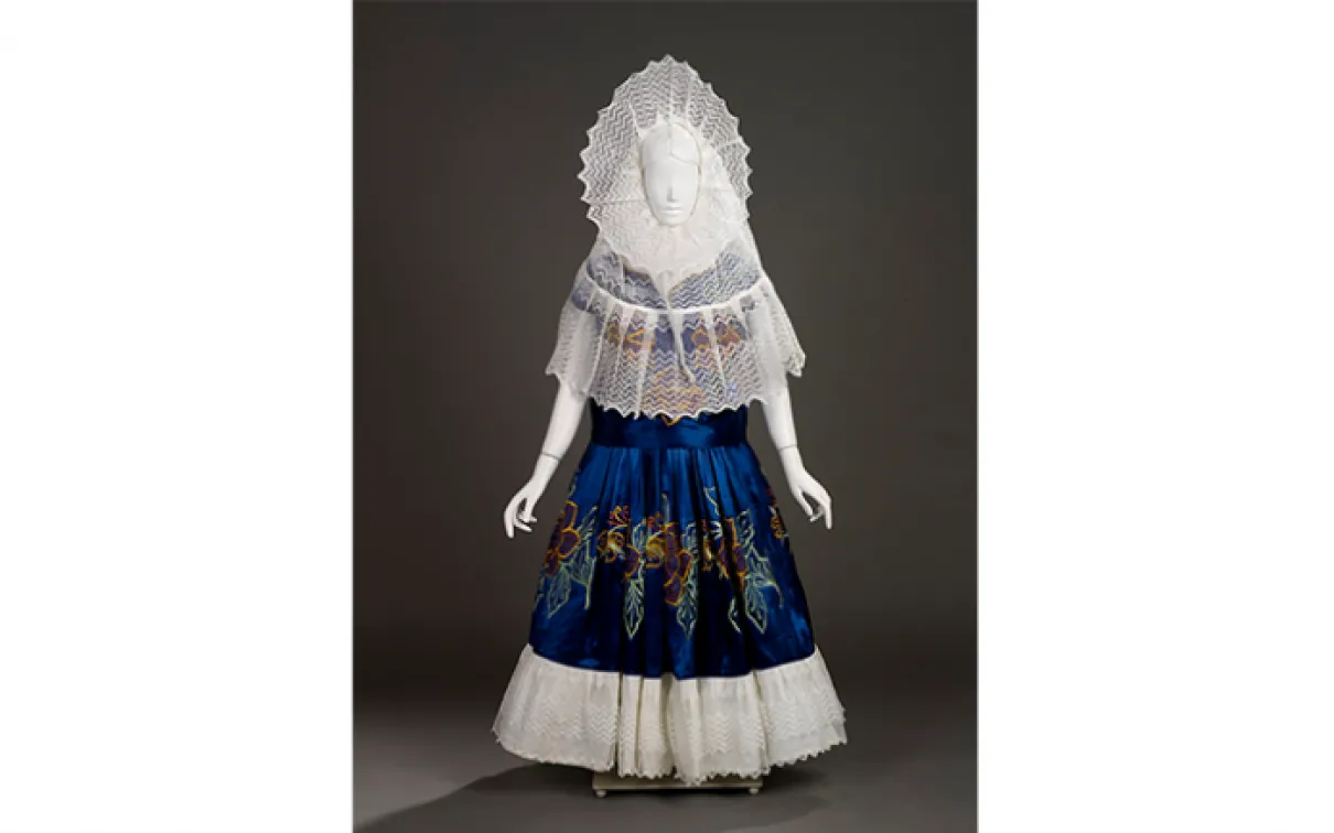 Ensemble de gala pour femme. Culture tehuana. Isthme de Tehuantepec, État d'Oaxaca, Mexique. 1954. Tabby en rayonne avec broderie à la machine en rayonne. 986.206.13.1-3. Cette acquisition a été rendue possible grâce au soutien généreux de Mme A. Murray Vaughan de la Doris Heyden Collection.
