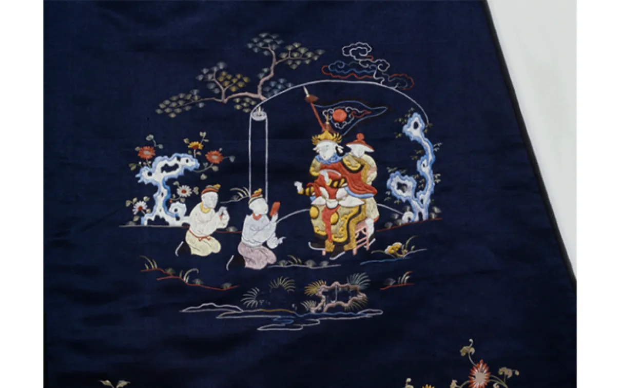 Robe officieuse de dame avec des motifs floraux et des figures. Chine. Dynastie Qing. Début du 19e siècle. Satin brodé de soie. 910.65.21. 