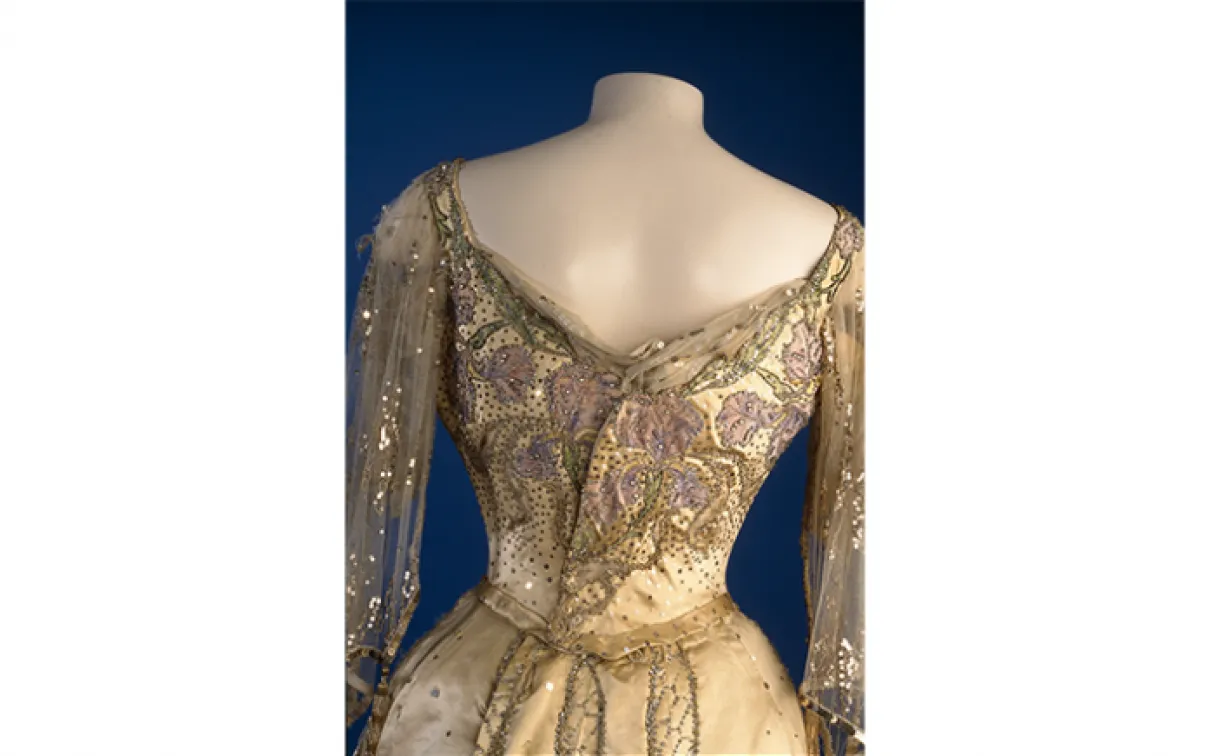 Robe d'apparat de la reine Alexandra. Morin-Blossier. France. Vers 1903. Satin de soie avec motifs appliqués, inserts en mousseline de soie, paillettes, diamants et perles. 942.12.3.A-B Don du Lieutenant-Colonel James W. Flanagan.